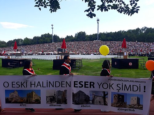 ODTÜ Yeniden Coştu! 2019 Mezuniyet Merasimine Birbirinden Yaratıcı Pankartlar Damga Vurdu