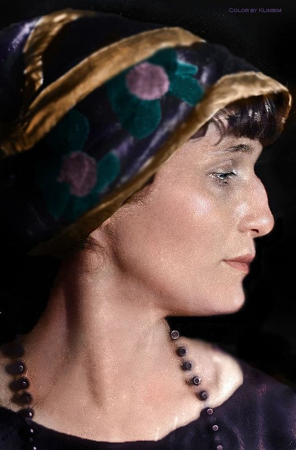 8. Сжала руки под тёмной...