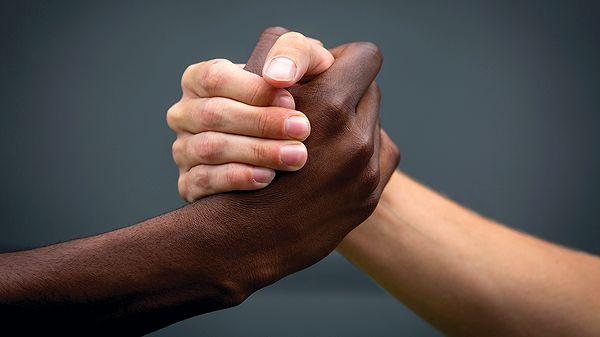 1964 - ABD Başkanı Lyndon B. Johnson, kamu alanlarında ırk ayrımcılığını yasaklayan "Yurttaşlık Hakları Yasası"nı imzaladı.