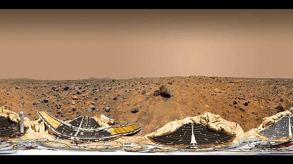 1997 - NASA'nın gönderdiği "Pathfinder" adlı araştırma robotu, Mars'ın yüzeyine indi.