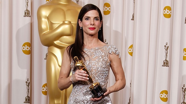 2. За роль в какой картине свою награду получила Сандра Баллок?