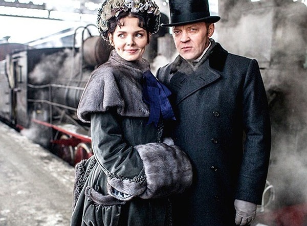 3. Все счастливые семьи похожи друг на друга, каждая несчастливая семья несчастлива по-своему. Все смешалось в доме Облонских. Жена узнала, что муж был в связи с бывшею в их доме француженкою-гувернанткой, и объявила мужу, что не может жить с ним в одном доме.