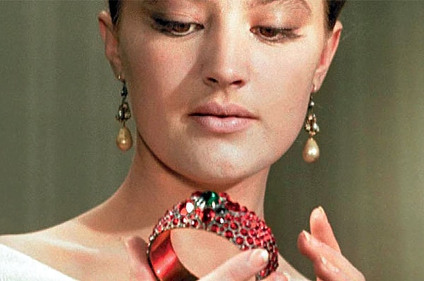 11. В середине августа, перед рождением молодого месяца, вдруг наступили отвратительные погоды, какие так свойственны северному побережью Черного моря. То по целым суткам тяжело лежал над землею и морем густой туман, и тогда огромная сирена на маяке ревела днем и ночью, точно бешеный бык.