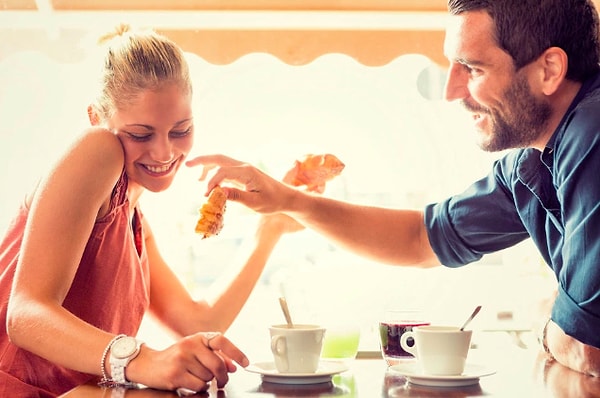 9. "Флирт — это тонкое искусство заставить мужчину быть довольным самим собой"