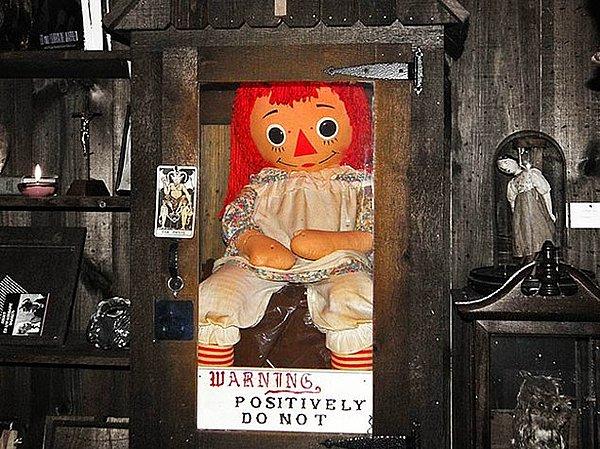 1. The Conjuring filmlerinde kullanılan korkunç görünümlü bebeğin aksine, gerçek Annabelle bebeği aslında bir Raggedy Ann oyuncak bebeğiydi.