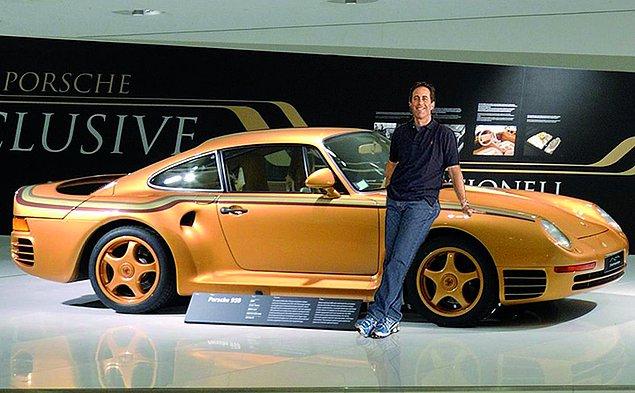 9. Aktör ve komedyen Jerry Seinfeld ise tam bir Porche aşığı. Şöyle anlatalım kendisi biricik Porsche'leri için New York’taki bir fabrikayı yaptırarak iki katlı bir garaj haline dönüştürmüş.