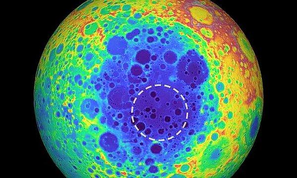 7. Ay'ın en büyük krateri olan Güney Kutbu - Aitken Havzası’nın altında, devasa boyutlarda bir kütle tespit edildi. Oval bir şekle sahip yaklaşık iki bin kilometre genişliğindeki krater, boyutuna rağmen Dünya üzerinden görülemiyor.