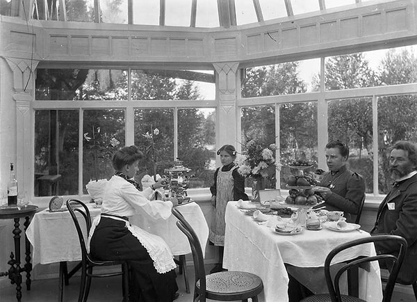 13. Художник Илья Репин со своей семьёй в деревне Куоккала (нынешнее Репино), 1900 год