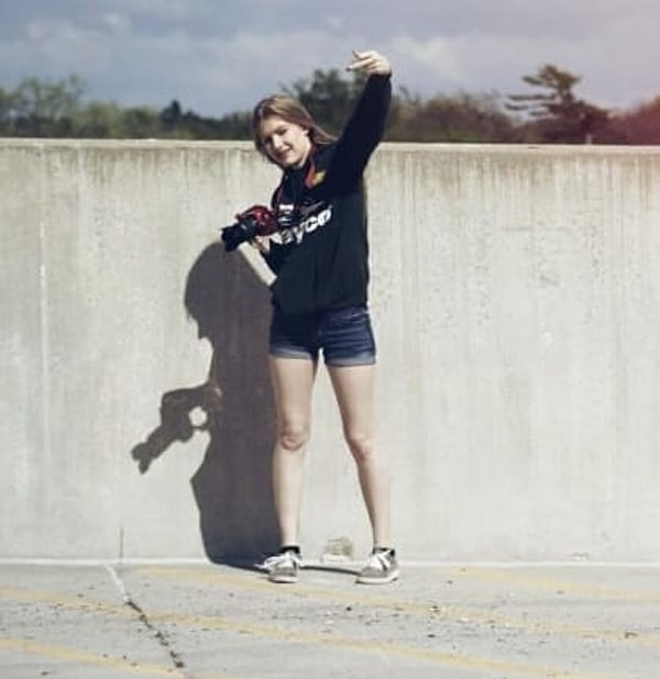 4. Девушка смотрит в камеру, а тень показывает, будто бы она смотрит фото на фотоаппарате...