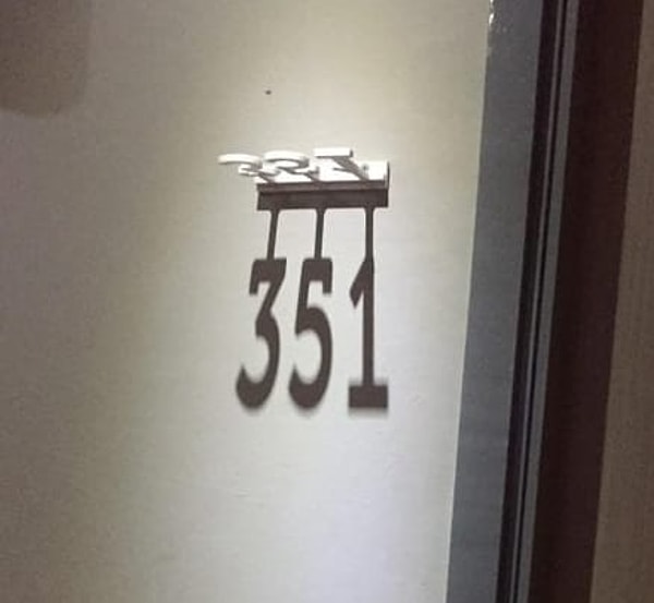 9. А вот так в этом отеле гости видят номер своего жилища! Оригинально, правда?