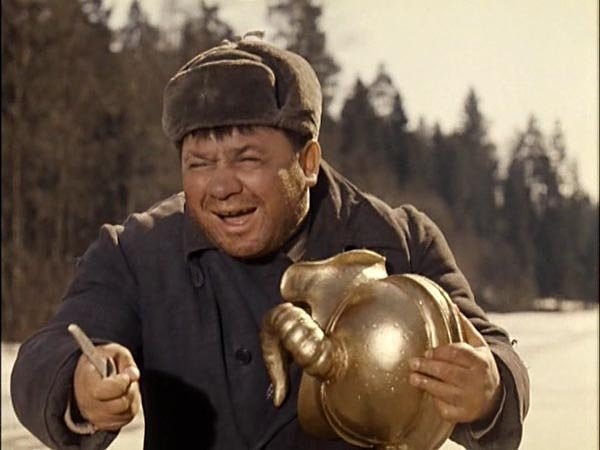 1. Начнем, пожалуй, с легкого. Кому принадлежал украденный золотой шлем?