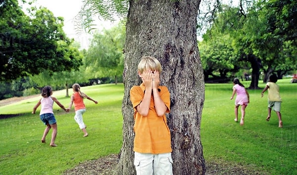 1. В детстве, когда вы играли в прятки, вы больше любили искать или прятаться?