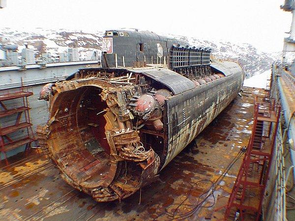 2000 yılında Barents Denizi’nde Kursk nükleer denizaltısının iki patlamanın ardından batmasıyla 118 denizcinin yaşamını yitirdiği kazayı akıllara getiren olayın pazartesi günü yaşandığı belirtildi.