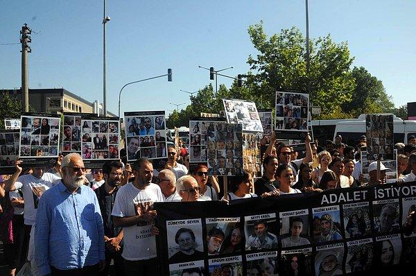 Ellerinde ölen yakınlarının fotoğraflarını taşıyan ve 'Adalet istiyoruz' pankartı açan grup, sloganlar eşliğinde adliye binasının önüne geldi.
