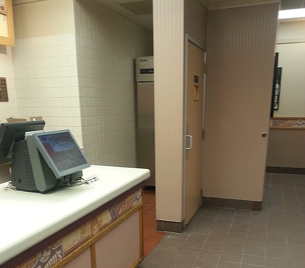 12. Эта дверь, наверное, отправляет в другое измерение, иначе зачем она вообще там нужна?