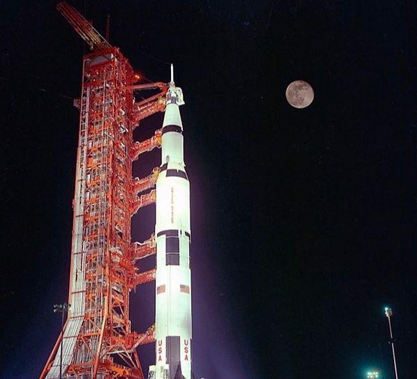 16. Apollo 17 ve onun hedef noktası, aynı fotoğrafta.
