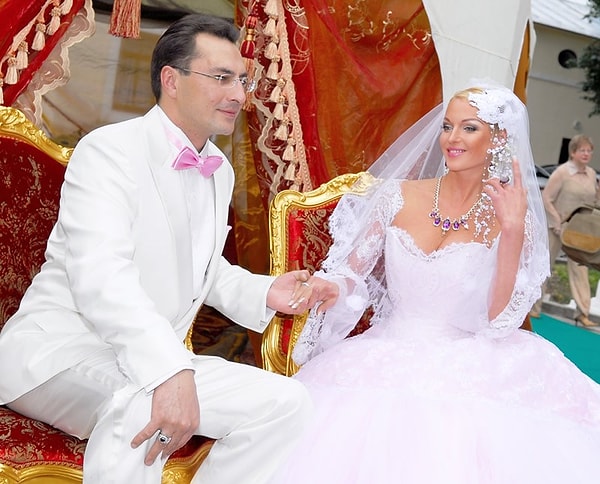 И, наконец, бизнесмен Игорь Вдовин, с которым у Волочковой был фиктивный брак и свадьба без росписи.