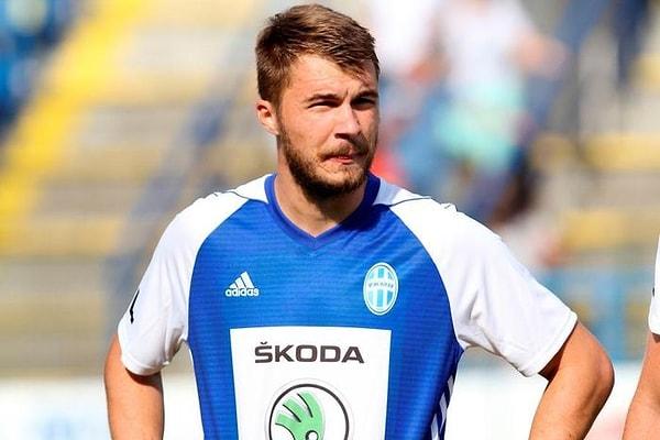 Komlichenko, geçen sezon Mlada Boleslav forması ile çıktığı 33 maçta 29 gol attı, 7 de asist yaptı.
