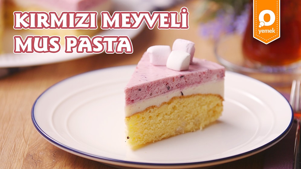 Her Katında Farklı Lezzet Var! Kırmızı Meyveli Mus Pasta Nasıl Yapılır?