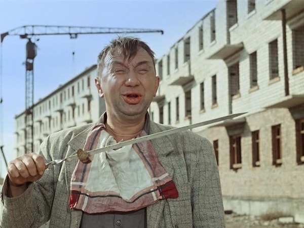 2. За что напарник Шурика из комедии "Операция «Ы» и другие приключения Шурика" получил 15 суток административного ареста?