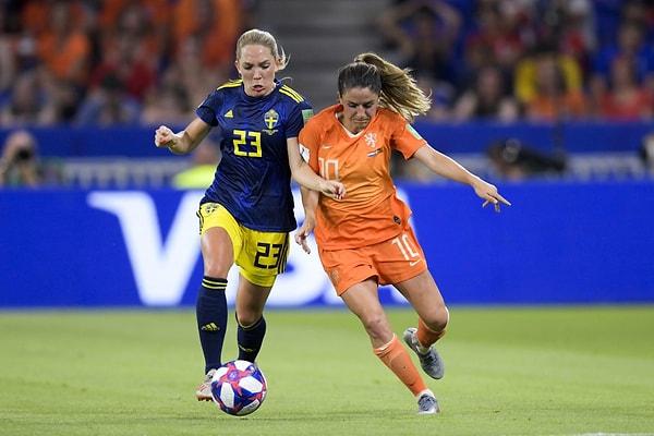 Fransa’nın ev sahipliğinde bu yıl 8’incisi düzenlenen FIFA Kadınlar Dünya Kupası’nın yarı finalinde, Hollanda ile İsveç karşı karşıya geldi.