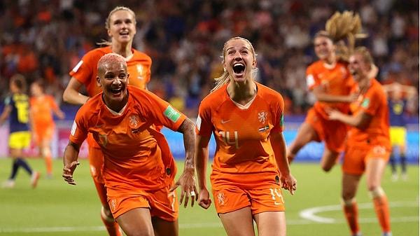 Normal süresi 0-0 sona eren karşılaşmayı, 99. dakikada Jackie Groenen’in golüyle 1-0 kazanan Hollanda adını finale yazdırdı.