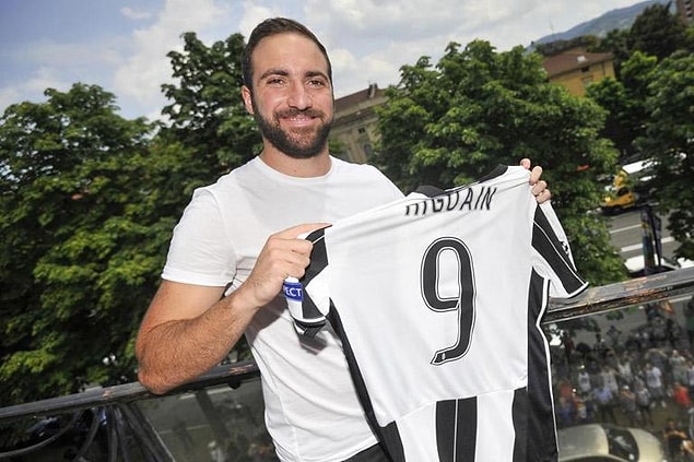 11. Gonzalo Higuaín / SSC Napoli ➡️ Juventus FC / 90 milyon €