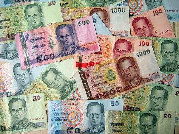 10. Ülkenin para birimi olan Tayland Bahtı'nın üzerine basmak yasaktır.