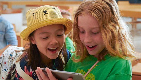 Eğer siz de çocuğunuz için keyifli bir aktivite arayışı içindeyseniz, Apple Mağazalarında gerçekleşen birbirinden eğlenceli ve öğretici Today At Apple etkinlikleri ile çocuklarınıza çok farklı bir deneyim yaşatabilirsiniz.