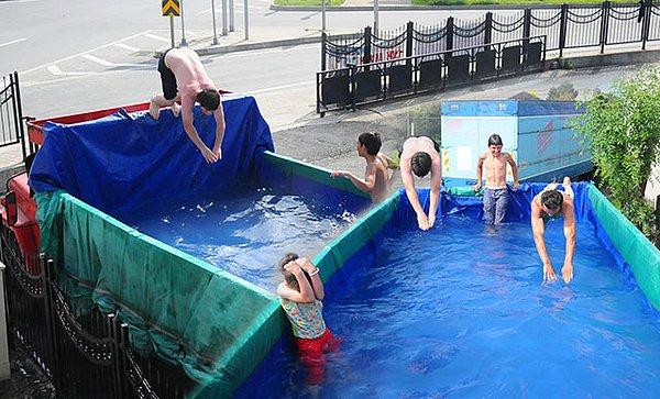 Belediye işçisi Ramazan Çepni, havuz hayali kuran çocuklar için 1983 model kamyonunun kasasını havuza dönüştürmüştü.