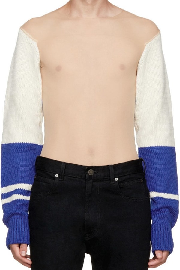 13. Хм... А свитер-то с изюминкой...