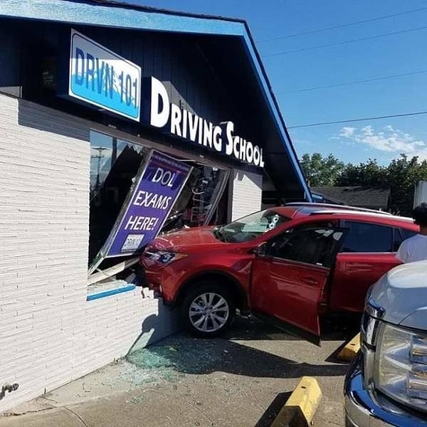 25. Я смотрю, в этой автошколе поистине уникальный подход к обучению