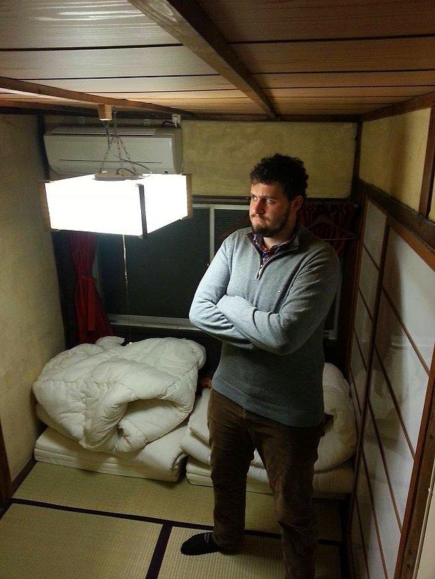 8. “Japonya'da bu hostelde bir gece kaldım. Kafam bu ışığa 8 kere çarptı.”
