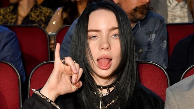 Kötü alışkanlıkların asi olmanın anahtarı sayıldığı ve kendi benliğini bulmaya çalışan ergenlerin kolayca etkilendiği günümüzde Billie Eilish farklı bir yol gösteriyor.