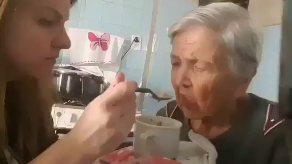 Kendisini Besleyen Kızını Bir An Hatırlayıp Onu Sevdiğini Söyleyen Alzheimer Hastası Anne