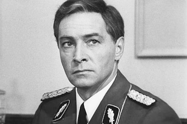 8. Кого застрелил Штирлиц в "17 мгновениях весны"?