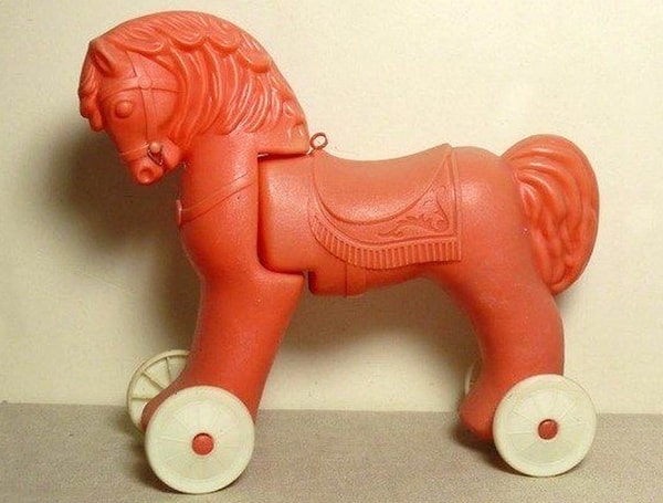 4. Пластиковый красный конь: