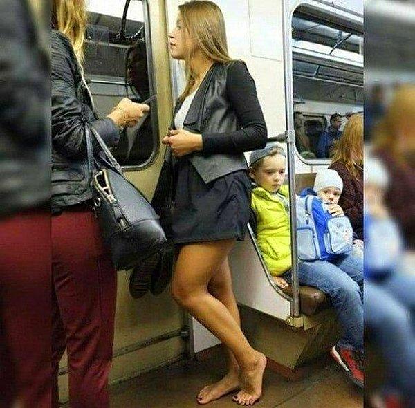 Kurallara göre metroda yalın ayak gezmek kesinlikle yasak. Metro yetkilileri de oluşabilecek sağlık problemleri nedeniyle yolcularını uyardı.