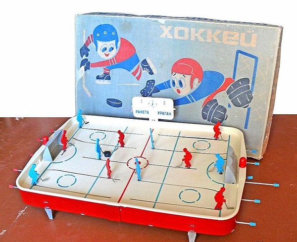 13. Настольный хоккей: