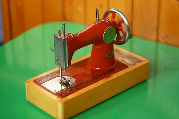 9. Маленькая швейная машинка: