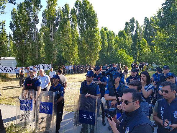 ODTÜ'de yapılmak istenen KYK yurdu sebebiyle öğrenciler 15 Mayıs'tan itibaren eylem yapıyordu. Ancak bugün kolluk kuvvetleri de kampüse girdi ve ağaç kesimi başladı.