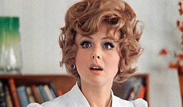 6. Как зовут актрису, которая в фильме "Иван Васильевич меняет профессию" сыграла жену Шурика?