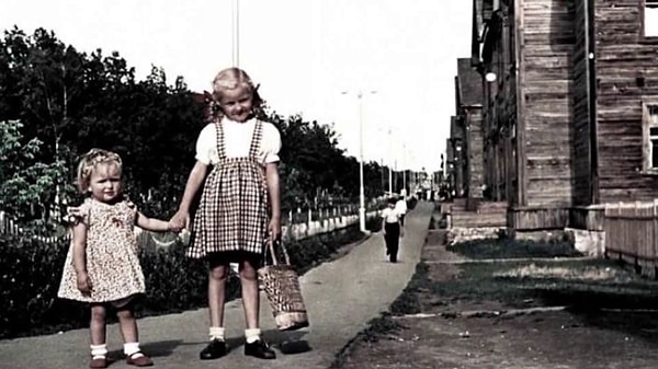 9. Кому принадлежит эта фраза: «Нынешнее поколение советских людей будет жить при коммунизме»?