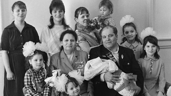 10. Какой процент от зарплаты должны были платить те, кто попадал под так называемый налог на бездетность?