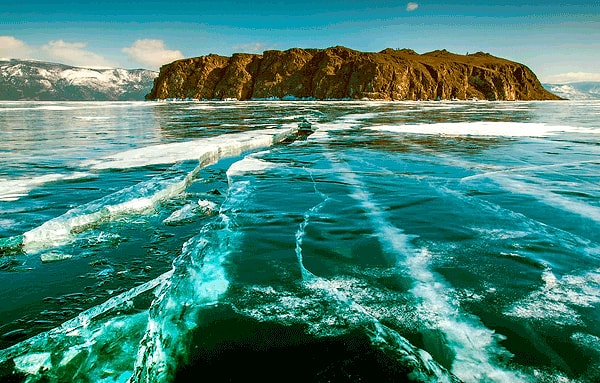 10. В какое российское озеро впадает 336 рек, но вытекает только одна?