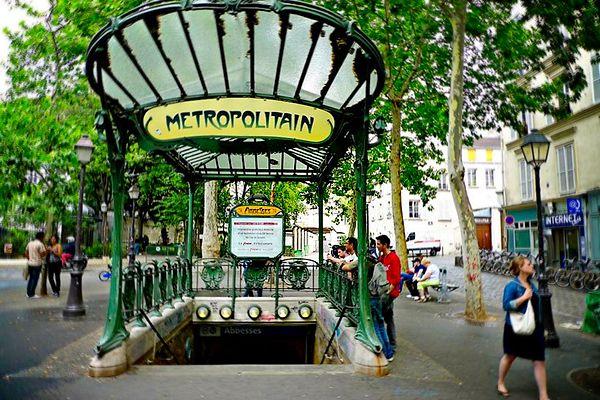 1900 - Paris metrosu açıldı.