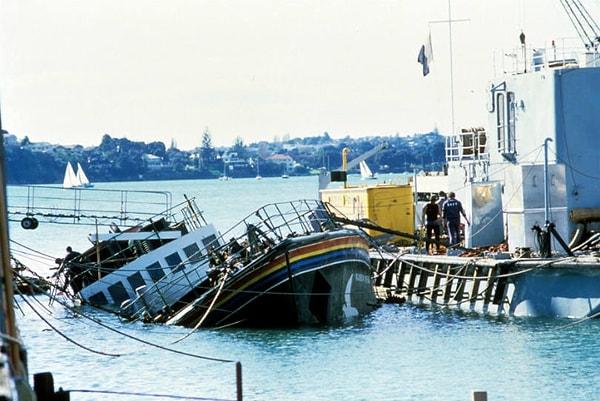 1985 - Greenpeace gemisi Rainbow Warrior, Fransız istihbarat teşkilatı DGSE tarafından Auckland Limanı'nda bombalanarak batırıldı.