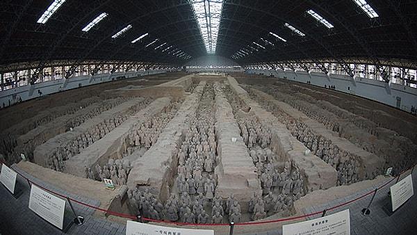 1975 - Eski Çin’in başkenti Şian’da 2000 yıl öncesine ait, kilden yapılmış, gerçek boyutlarda ve savaş donanımlı 6000 kişilik bir ordu bulundu. Seramik askerlerin hiç birinin diğerine benzememesi şaşkınlık yarattı.