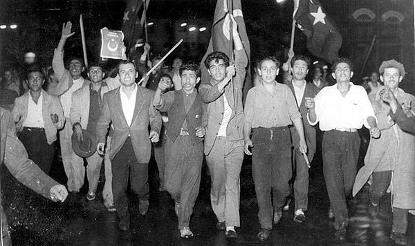 1958 - Kıbrıs'ta olaylar tırmanıyor. 5 Kıbrıslı Türk pusuya düşürülerek öldürüldü.