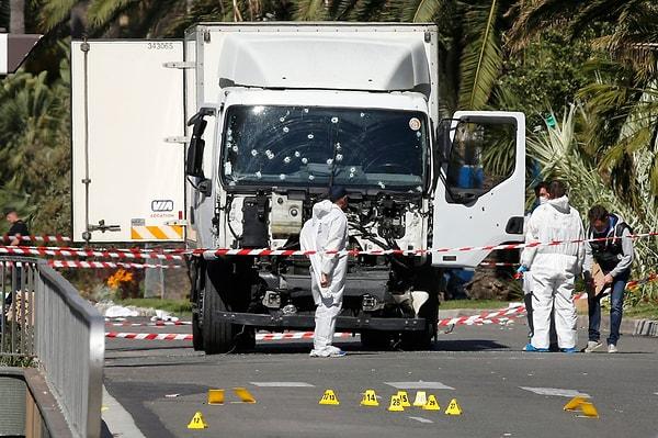 2016 - Fransa'nın Nice kentindeki Bastille Günü kutlamalarının yapıldığı sırada bir saldırgan tarafından kalabalığın içine kamyon sürülerek terör saldırısı gerçekleştirildi. Saldırıyı IŞİD üstlendi.
